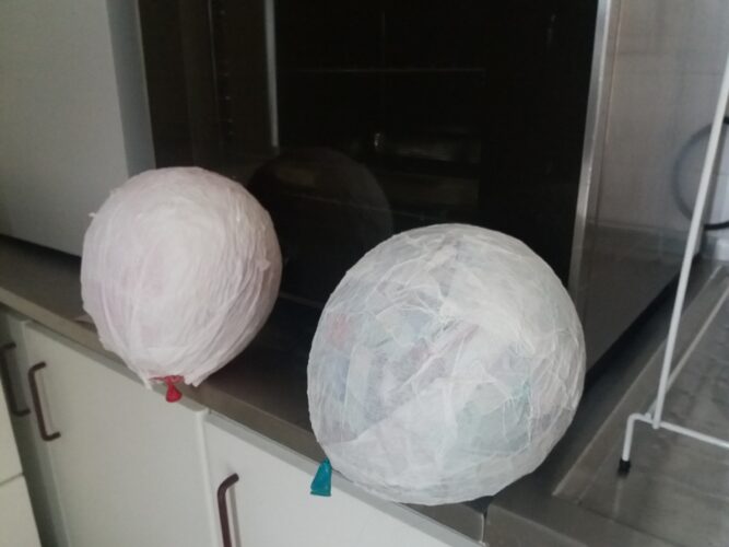 2-Foi usada a técnica de cobrir dois balões com pasta de papel para formar dois volumes ovais.